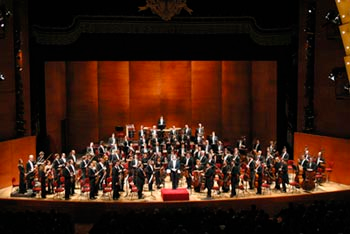 immagine della scala con l'orchestra